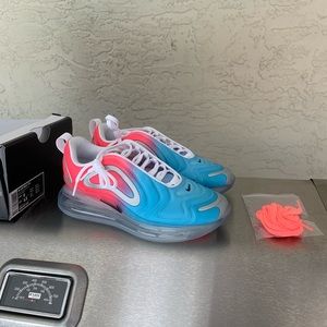 Womens airmax 720. Size 6 great running shoes